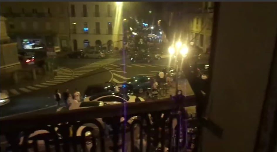 Cagliari, le notti insonni dei residenti di piazza Yenne per la movida: “E questi sarebbero 50 decibel?” (VIDEO)