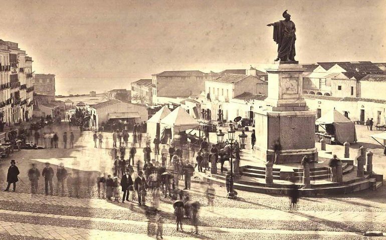 Cagliari, c’è chi vuole rimuovere la statua di Carlo Felice: per “difendere” la storia si possono offendere arte e paesaggio?