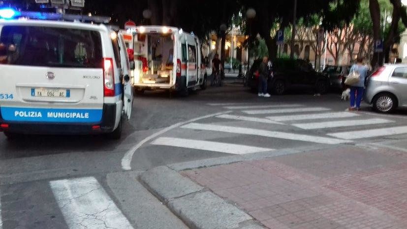 Cagliari, pedone investito in piazza del Carmine: 59enne in ospedale, il conducente scappa