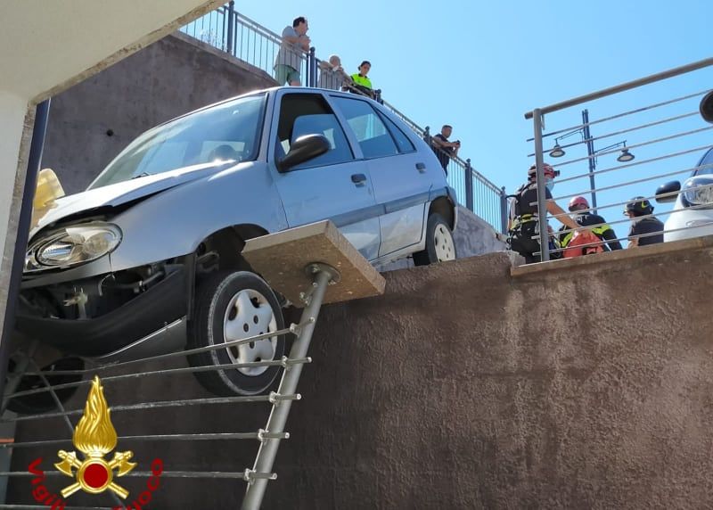 A 85 anni abbatte con l’auto una ringhiera e resta in bilico nel vuoto: paura a Castelsardo