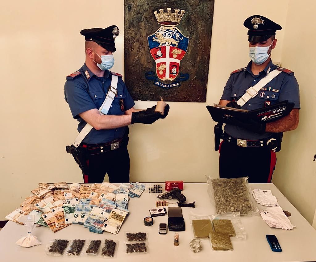 Possedeva una pistola, droga e un ordigno rudimentale: 28enne arrestato a Tempio