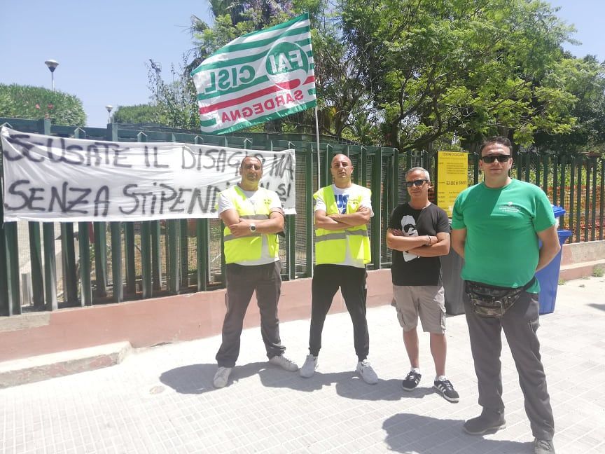 Cagliari, il dramma dei giardinieri del parco della Fonsarda: “Ridotti alla fame dopo 4 mesi senza stipendio”