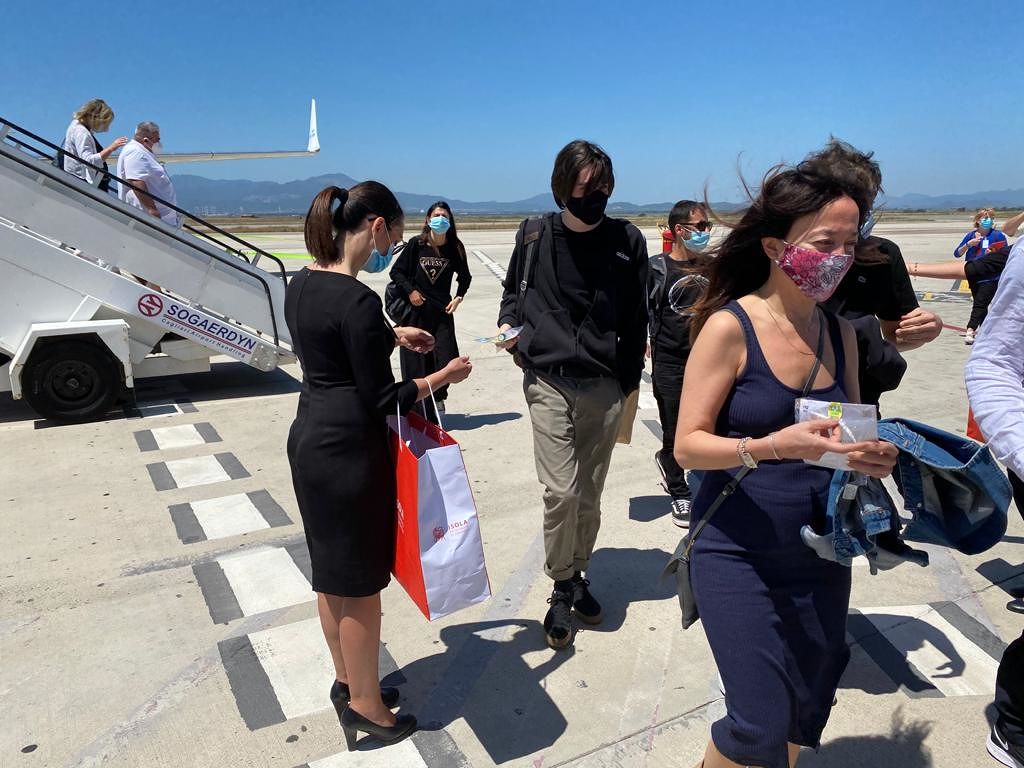 Cagliari, il profumo del mirto ha accolto i primi turisti stranieri all’aeroporto