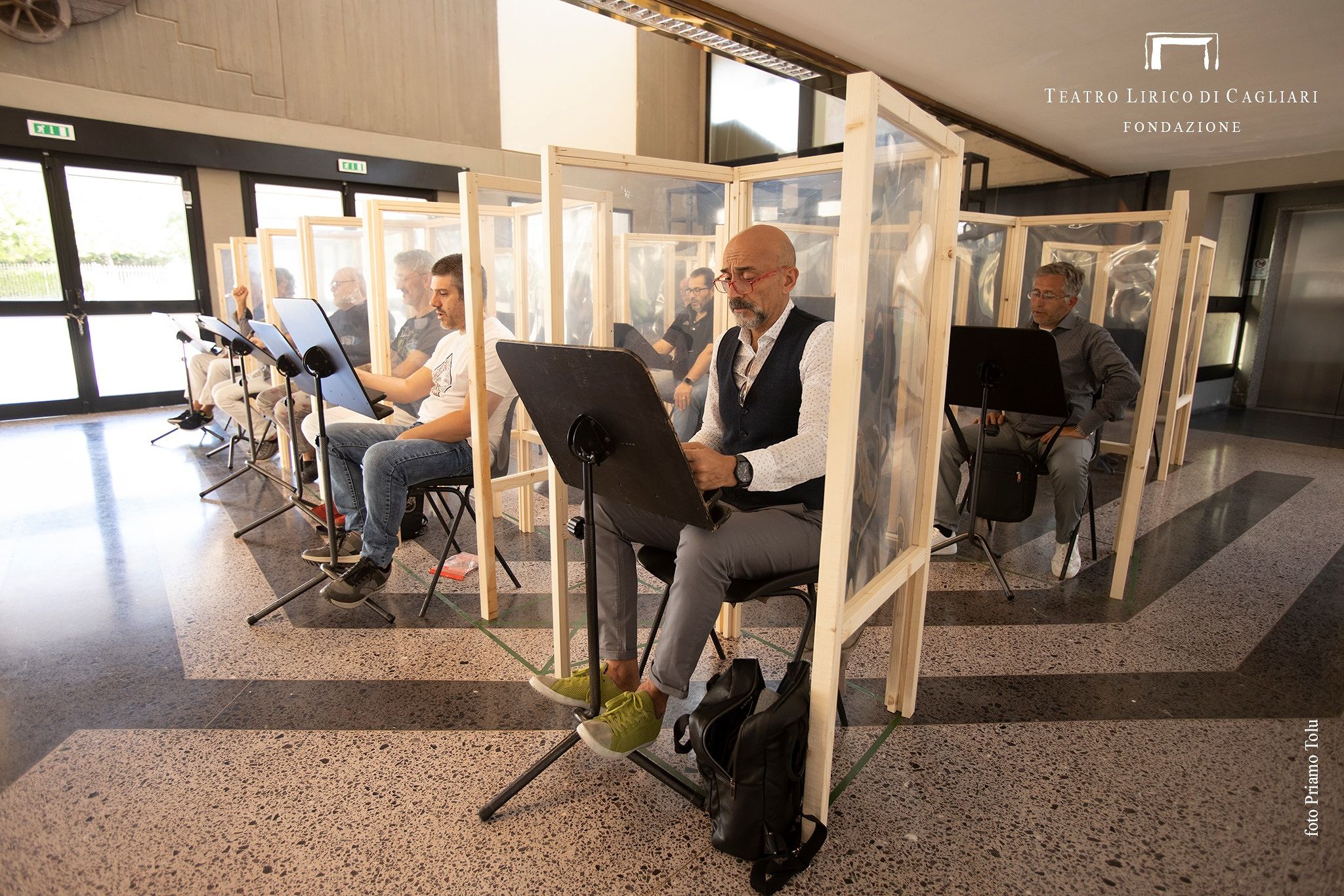 Cagliari, la musica ai tempi del Covid: al Lirico le prove tra le barriere in plexiglass
