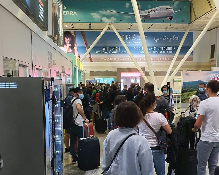 Caos all’aeroporto di Olbia, niente autocertificazione: “Centinaia di passeggeri bloccati”