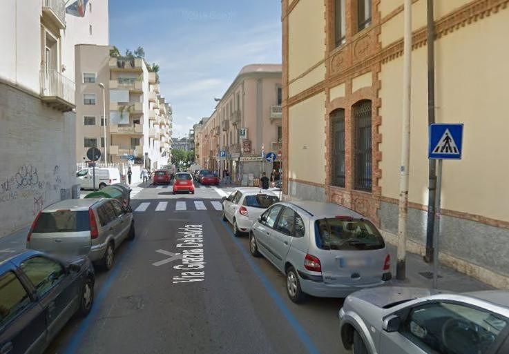 Cagliari, vende hascisc a un giovane in mezzo alla strada: pusher 41enne in manette