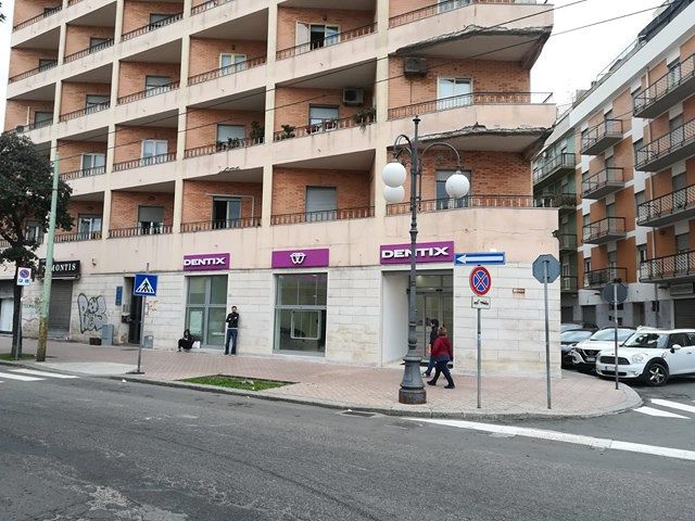 Clinica Dentix chiusa, “decine di sardi abbandonati dopo finanziarie da migliaia di euro”