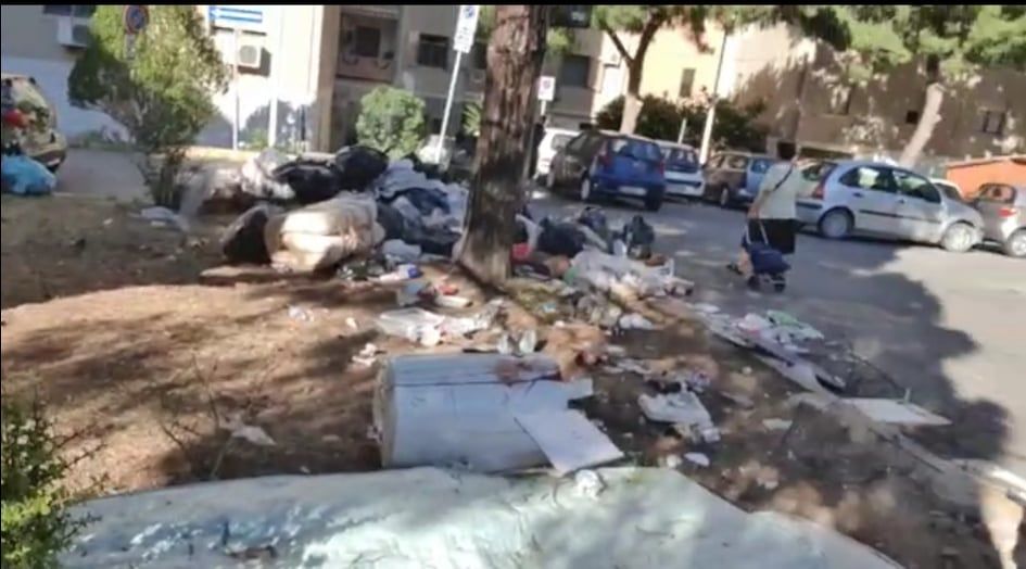 Caos rifiuti, spazzatura dal centro alle periferie: “Cagliari città discarica”