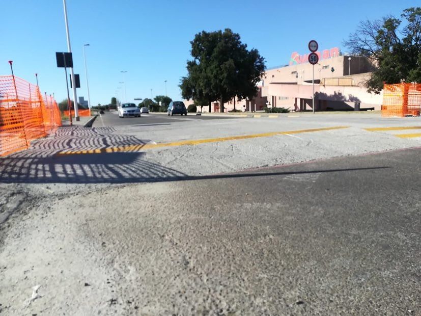 Cagliari, proteste per il nuovo maxi dosso davanti all’Auchan: “Alto e pericoloso, lì passano anche le ambulanze”