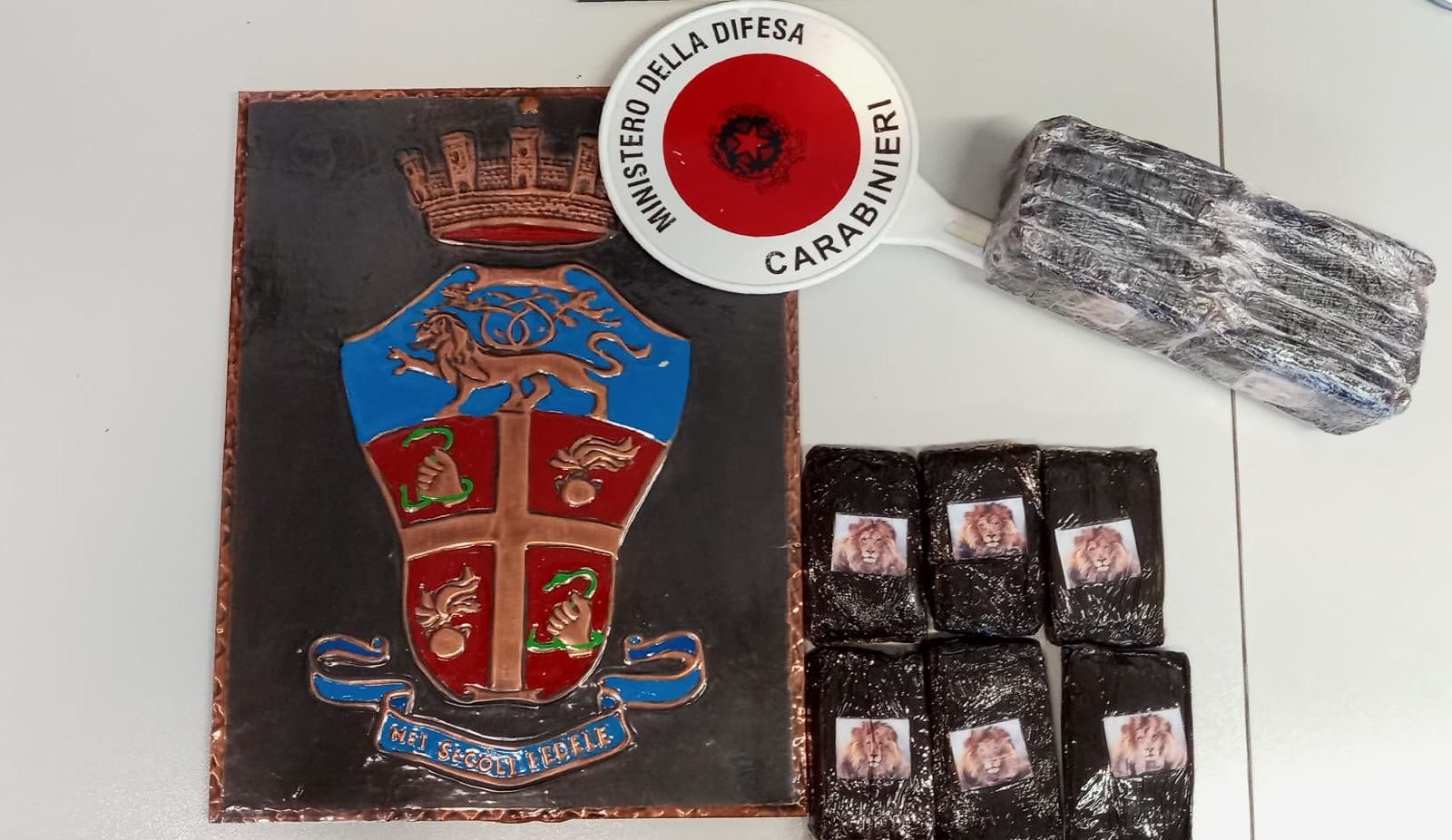 Un chilo e mezzo di droga nel bauletto dello scooter, pusher 37enne arrestato a Cagliari