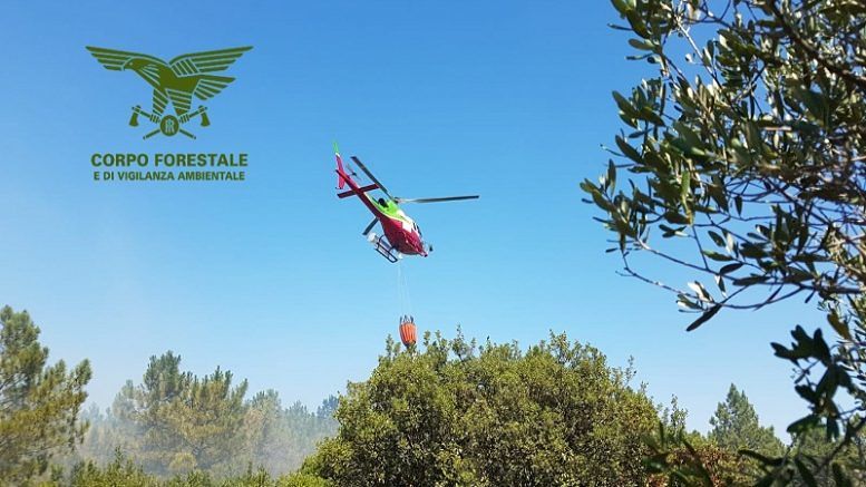 Incendi senza fine in Sardegna, fiamme nelle campagne di Serri