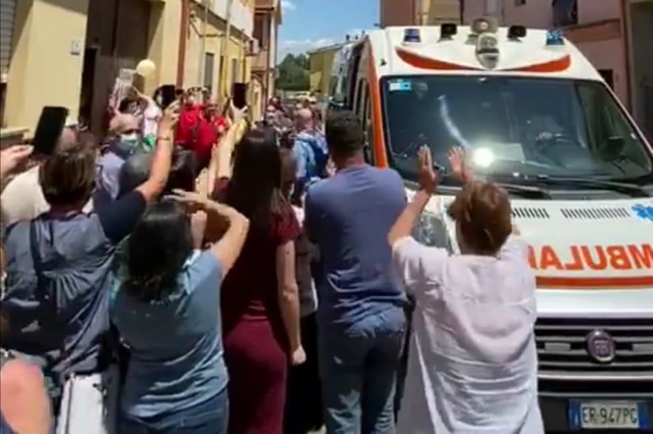 La vittoria di Alessio, guarito dopo tre mesi dal Coronavirus: “Bentornato a Elmas”