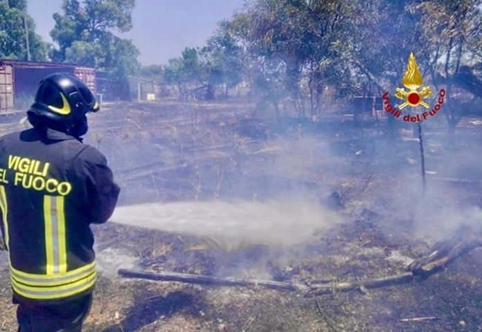 Hinterland cagliaritano, fiamme alte tra la 554 e la 131: altri incendi ad Assemini e Selargius