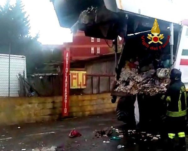 Cagliari, paura per un incendio in via Puglie: i rifiuti in fiamme nell’autocompattatore (VIDEO)