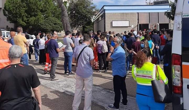 Cagliari, volontari in fila “appiccicati” per il tampone alla Fiera: “Assembramenti allucinanti”