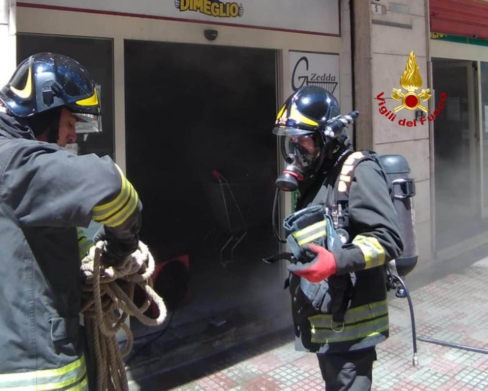 Cagliari, in fiamme un frigo dentro un supermarket in via Cocco Ortu: i vigili del fuoco evitano il disastro