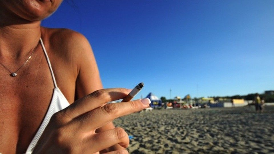 Cagliari, occhio alla multa: chi fuma o getta il mozzicone al Poetto rischia 500 euro di sanzione