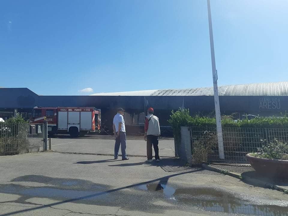 Le lacrime di Driss, gestore del capannone incendiato in viale Elmas: “Assurdo, non ho mai ricevuto minacce”