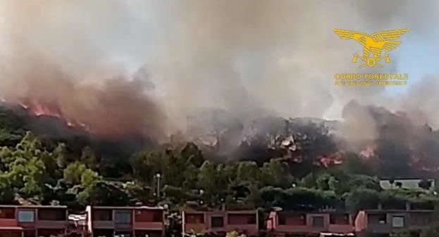 Incubo incendi in Sardegna, 17 in un giorno: in cenere canneti e macchia mediterranea