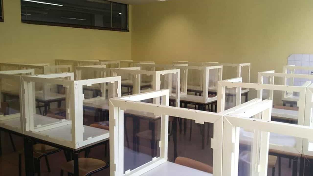 Barriere di plexiglass a scuola, lo psicologo: “Pensare ai bambini in gabbia mi fa rabbrividire”