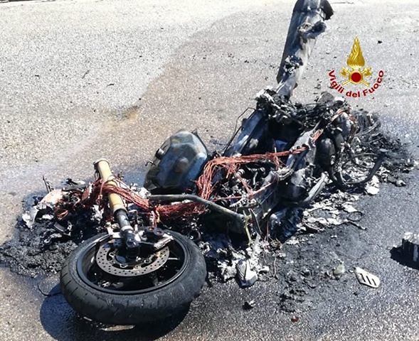 Motociclo a fuoco a Gonnesa, il conducente riesce a mettersi in salvo