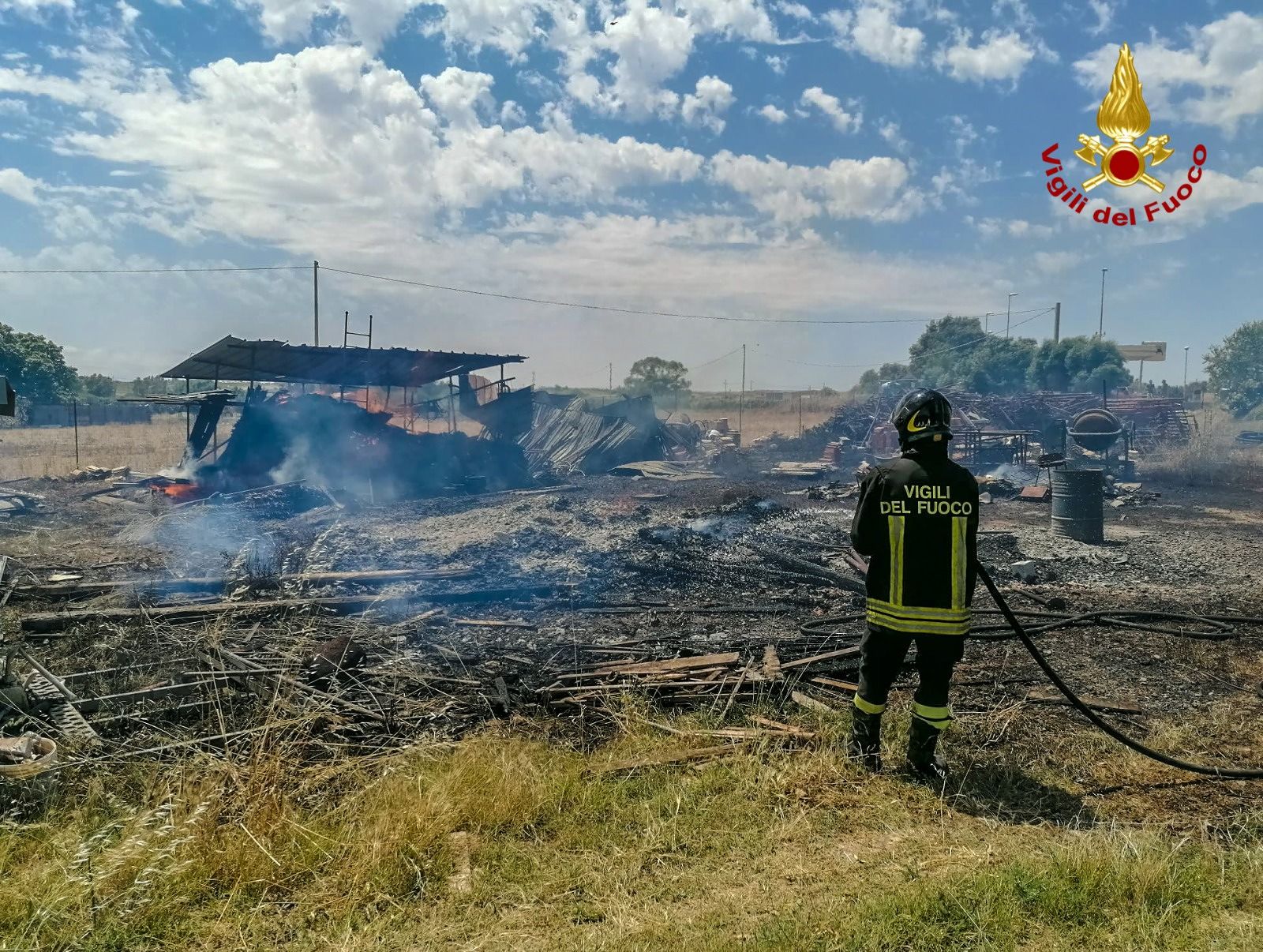 Paura a Maracalagonis, incendio devasta un deposito edile