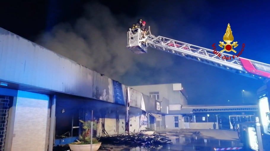 Cagliari, Stock House distrutto dalle fiamme in viale Elmas: è stato un attentato