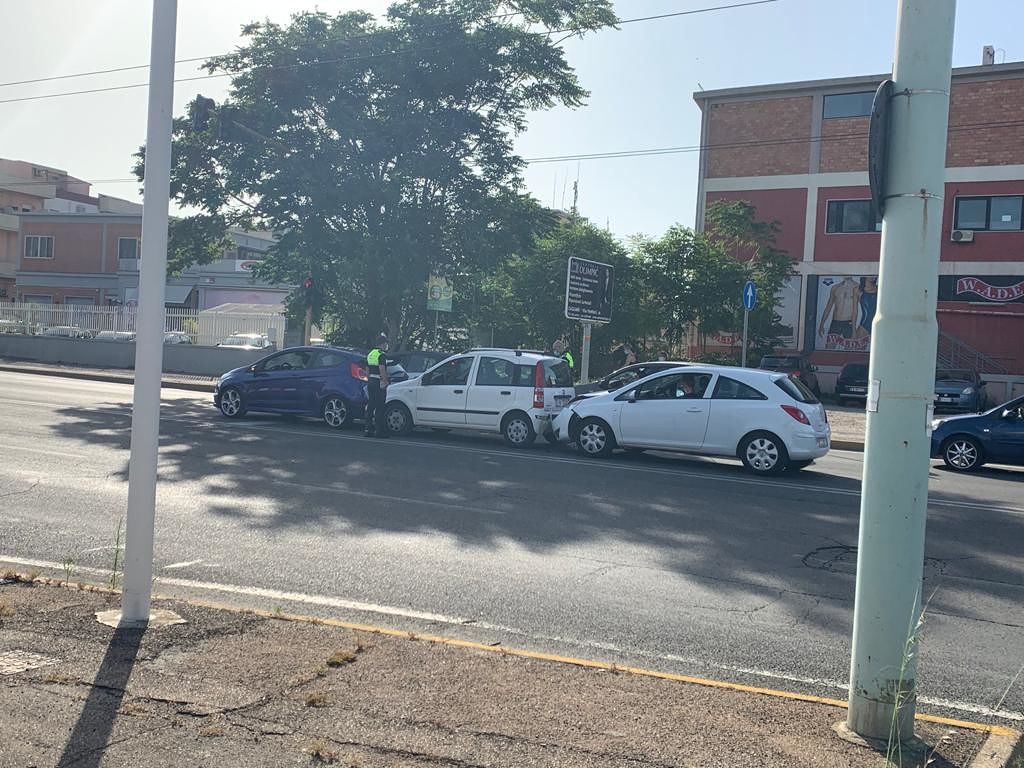 Cagliari, maxi tamponamento in viale Marconi: 3 auto coinvolte e traffico in tilt