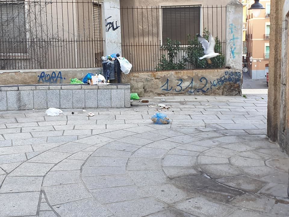 Cagliari, gli incivili del weekend lasciano il segno: tappeto di rifiuti alla Marina