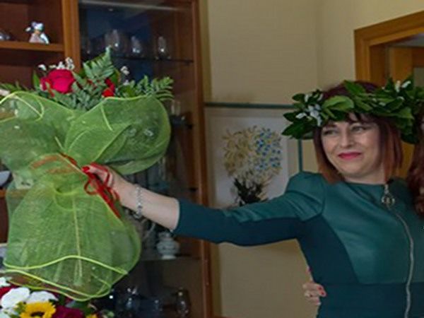 La grinta di Angela di Samatzai: “Laureata a 53 anni insieme a mia figlia”