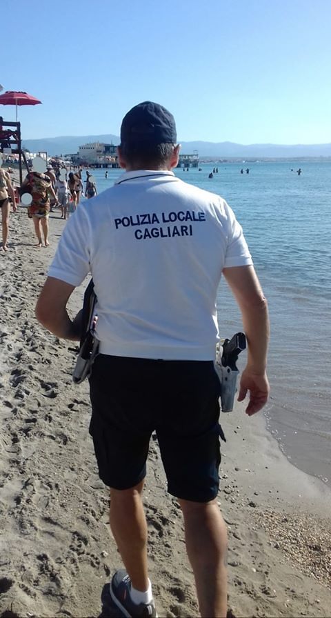 Cagliari, giovane multato perchè fumava in spiaggia al Poetto: la sigaretta gli è costata 50 euro