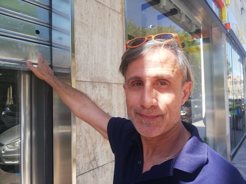 Cagliari, colla sulle serrande del nuovo negozio di ottica: “Incredulo, chi può fare gesti così ridicoli?” (VIDEO)