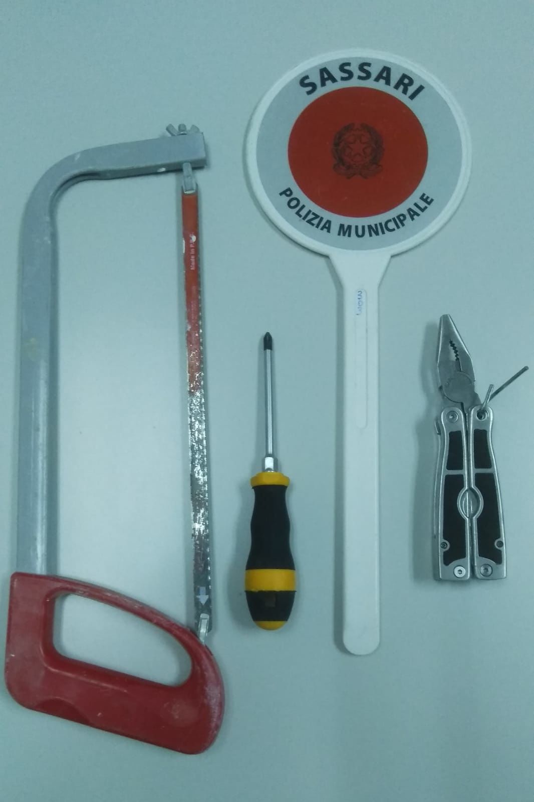 Sorpresi a scassinare un’auto, due giovani denunciati a Sassari