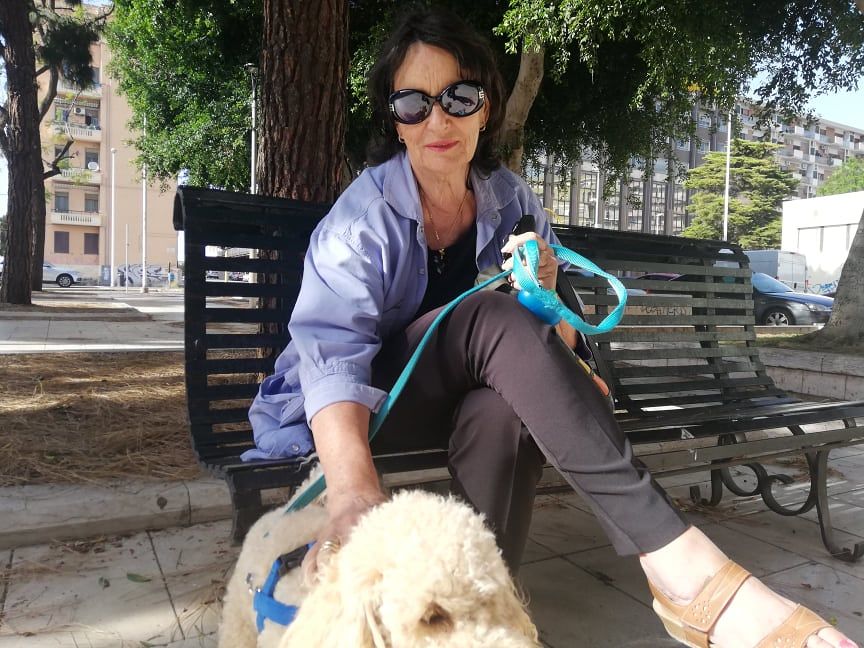 Mila di Cagliari: “Barboncino maschio, quando deve fare pipì cerco di portarlo nelle aiuole”