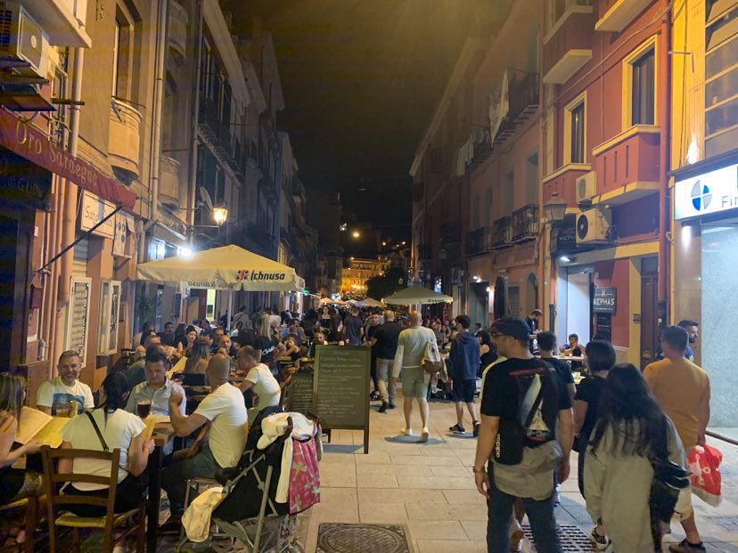 Sabato sera di movida a Cagliari, la rabbia dei residenti del centro storico: “Aggravate le nostre patologie di insonnia”