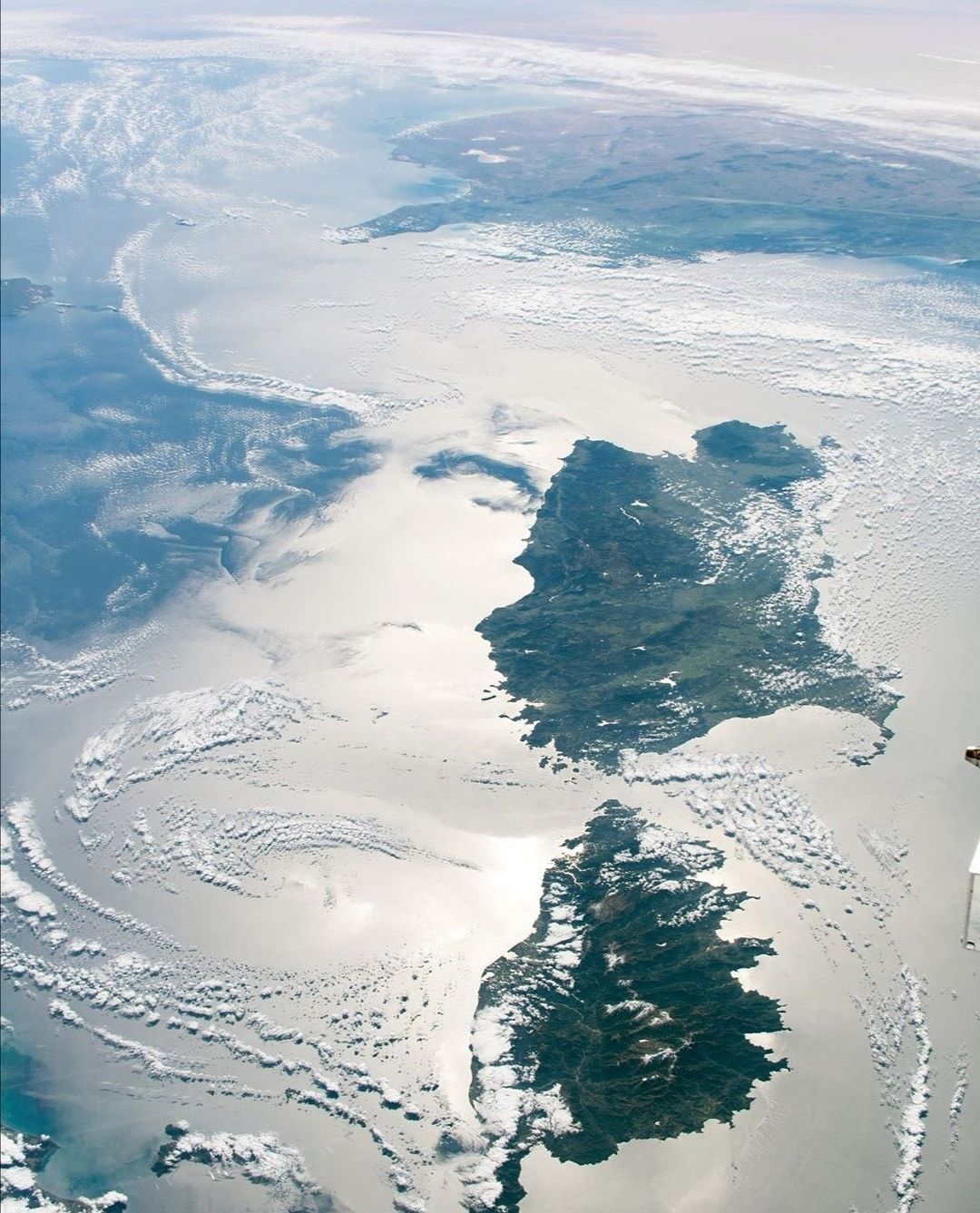 La Sardegna e la Corsica, bellissime viste dall’alto: la foto spettacolare pubblicata dalla Nasa su Instagram