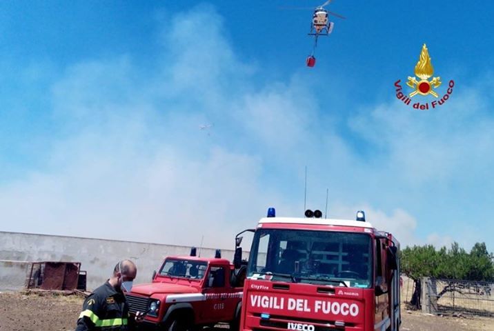 Vasto incendio in corso a Nurri, bruciano le campagne di Nebidera: in azione anche un Canadair
