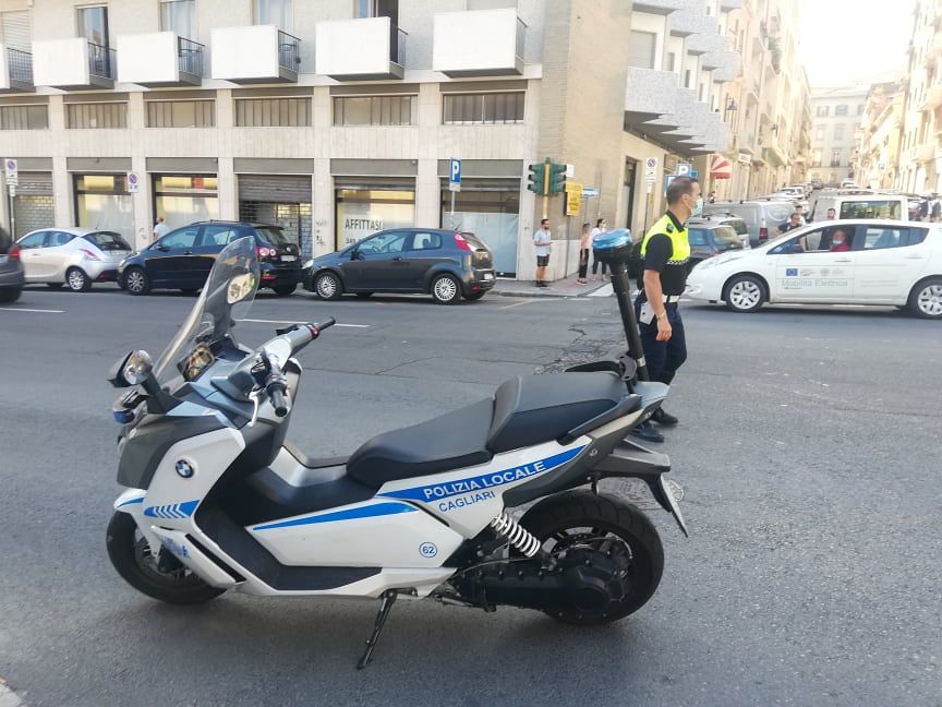 Bruciano l’alt a Cagliari, due giovani denunciati dopo un folle inseguimento tra il terrore dei passanti