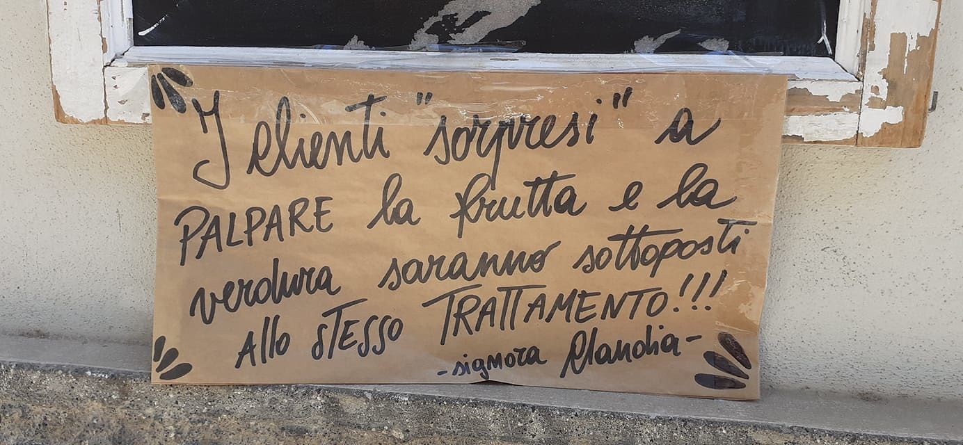 Cagliari, “i clienti sorpresi a palpare la frutta saranno sottoposti allo stesso trattamento”