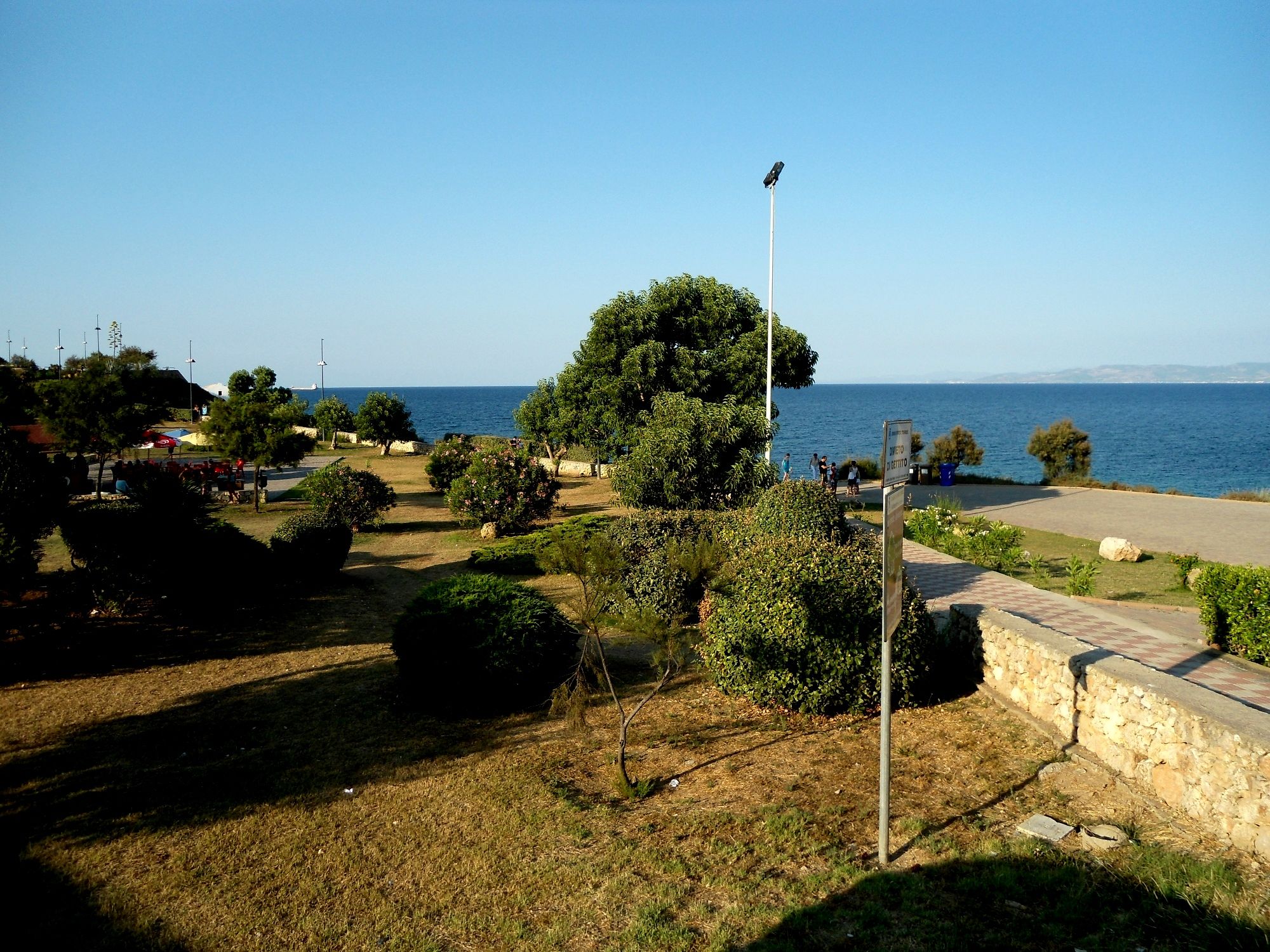 Lascia il cartone della pizza nel parco di Balai, giovane sardo beccato e multato
