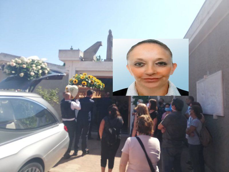 Lacrime a Pirri per l’ultimo saluto a Patrizia Perra, morta soffocata: “Ciao, Patry”