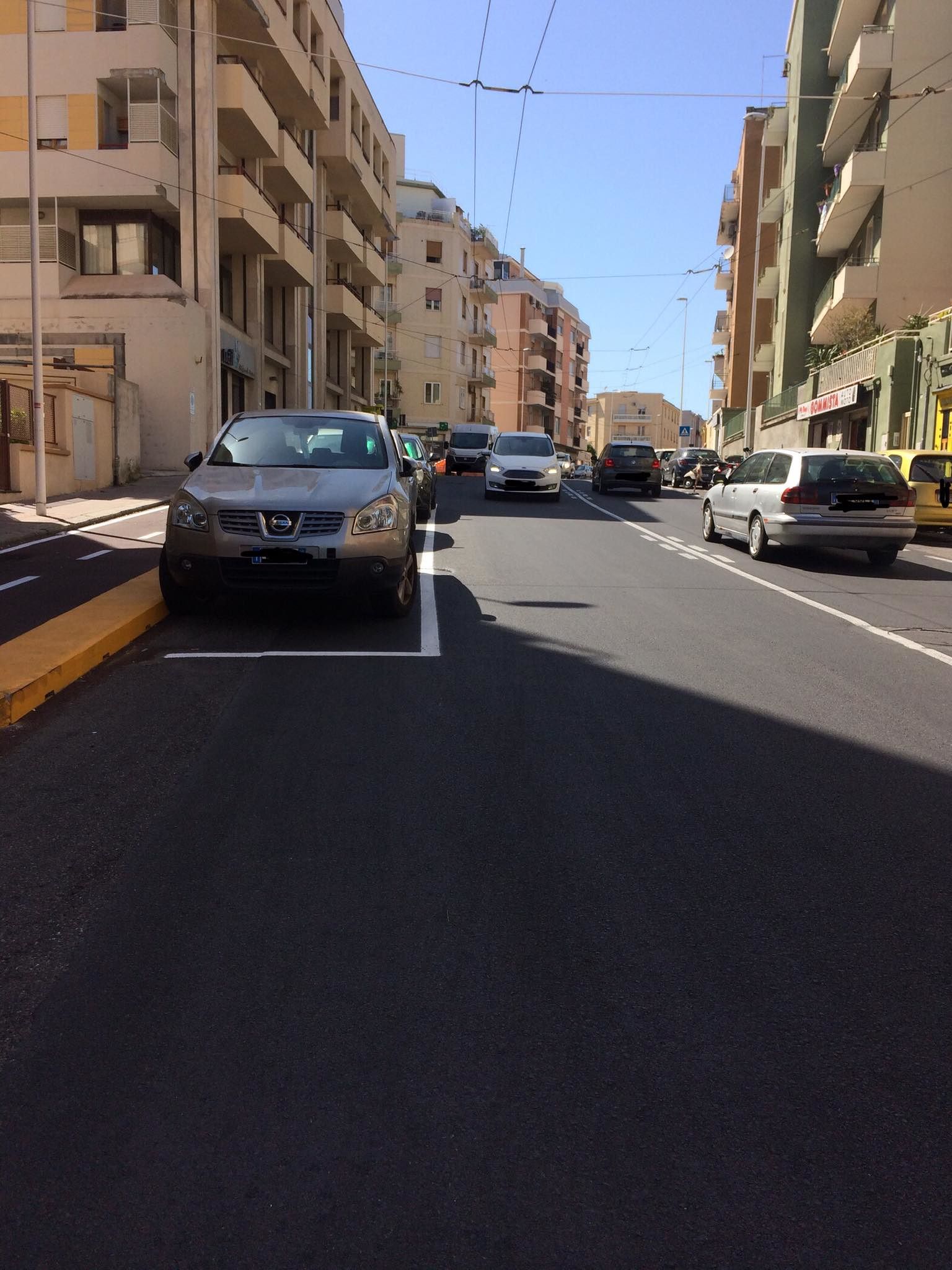 Cagliari, ecco la nuova via della Pineta: carreggiata ristretta, i nuovi parcheggi accanto ai cordoli della maxi ciclabile
