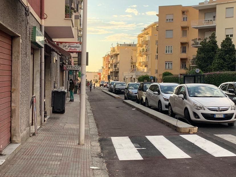 Nuova pista ciclabile a Cagliari e parcheggi in via della Pineta: auto quasi in mezzo alla strada