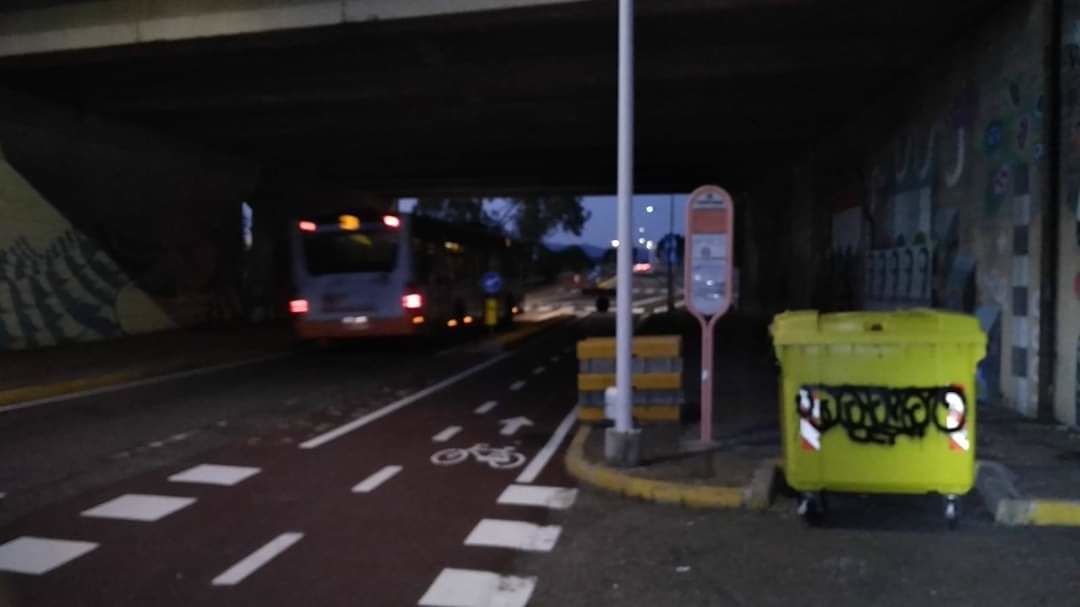 Pista ciclabile slalom a La Palma, ciclisti in rivolta a Cagliari: “Inutile e pericolosa”