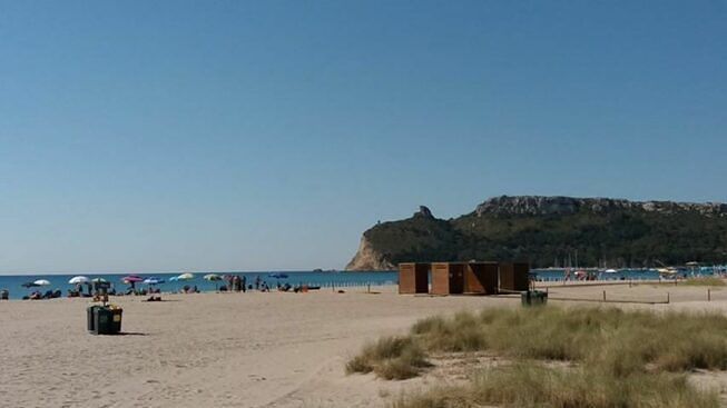 Paura a Cagliari, bimba rischia di annegare tra le onde del Poetto