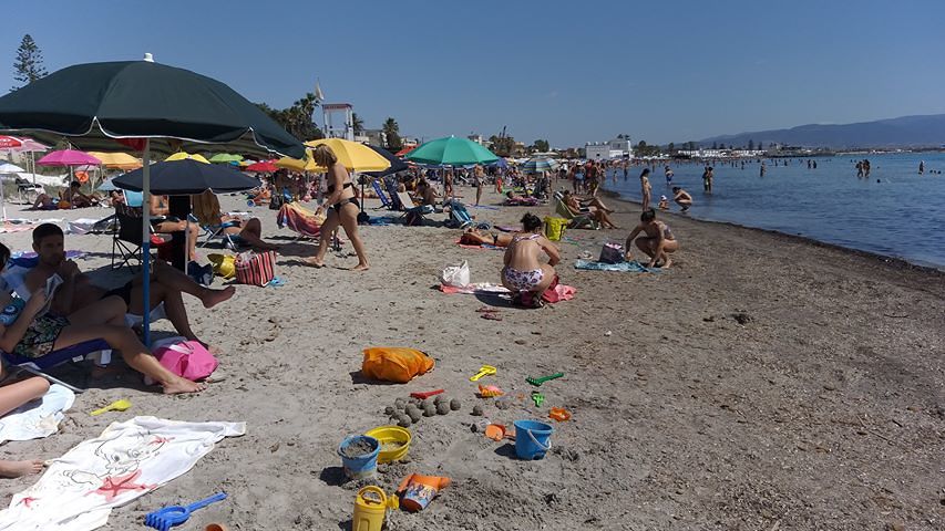 Giugno 2020, un Poetto da record di presenze: tante alghe, ma centinaia di bagnanti “distanziati”