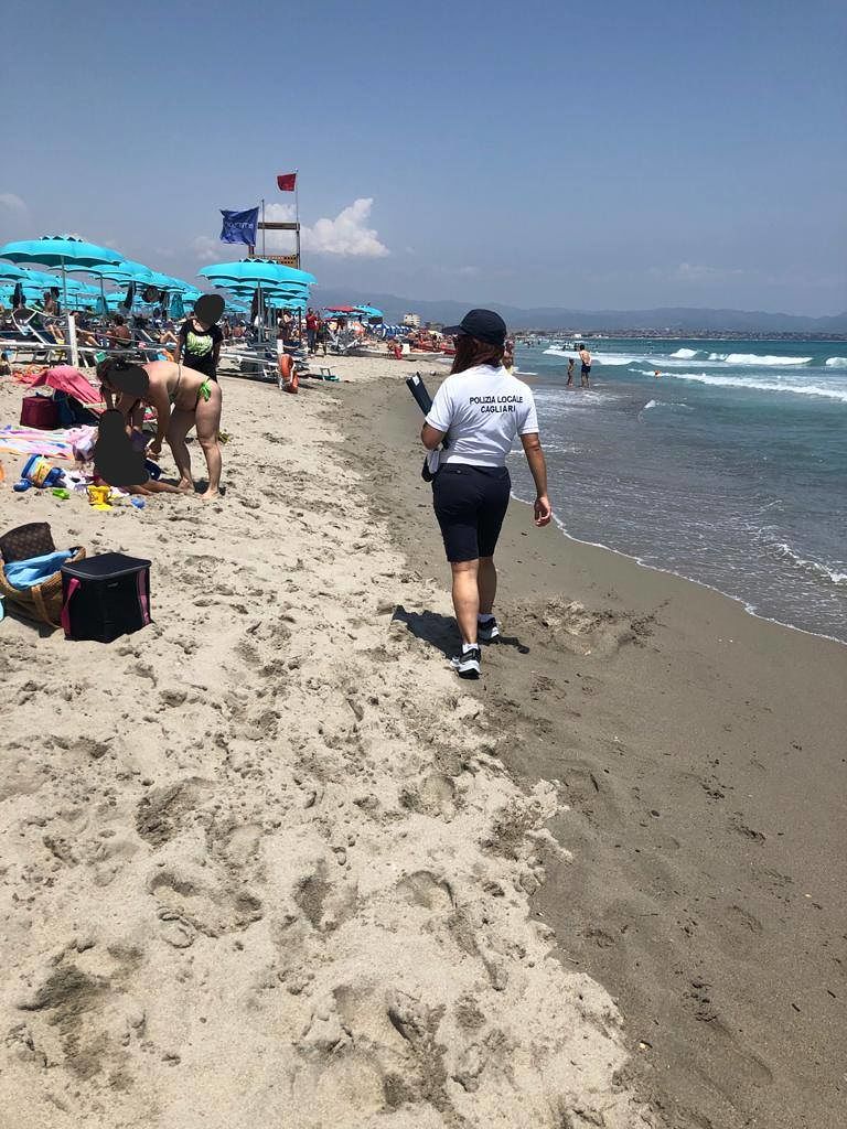 Poetto, scatta la multa per due ambulanti abusivi: 1064 euro di sanzione, maxi controlli della Polizia Locale