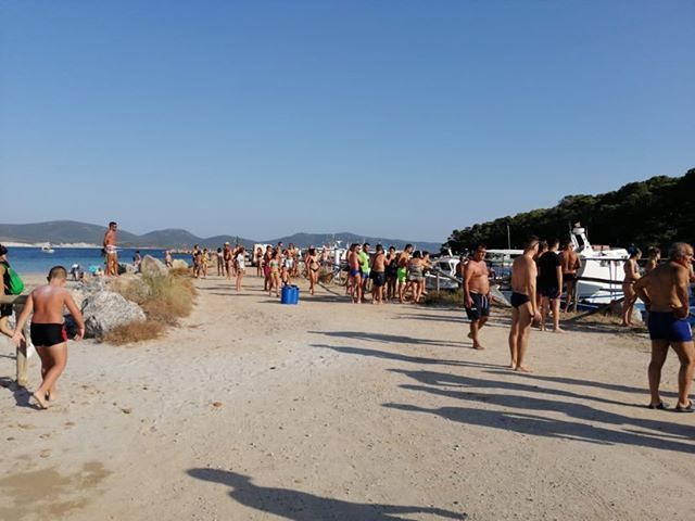 Porto Pino, l’incredibile sbarco dei migranti algerini di domenica davanti a centinaia di bagnanti (VIDEO)