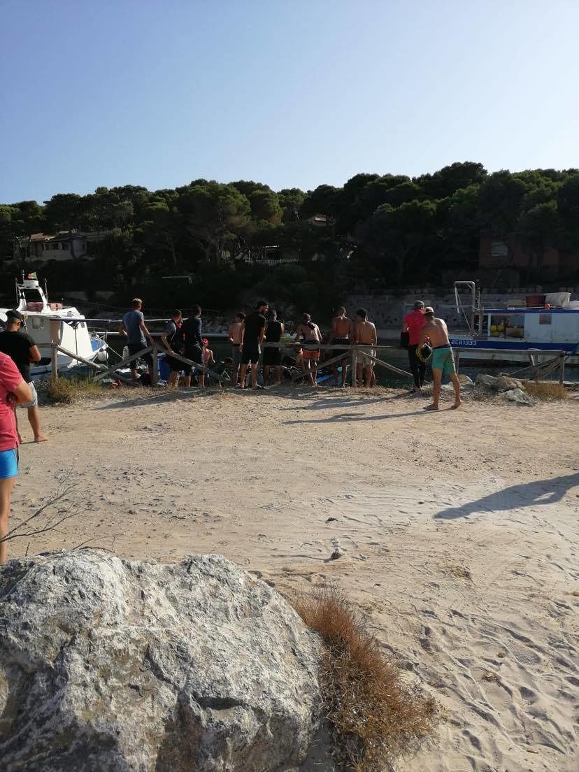 Portopino, clamoroso sbarco di quindici migranti algerini in spiaggia in mezzo a centinaia di bagnanti