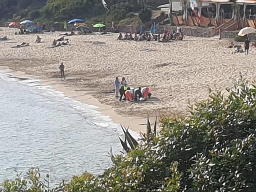 Portoscuso, muore una donna colpita da un malore fatale: nuova tragedia nelle spiagge sarde